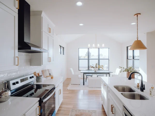 Kitchen with a sink, cooker and window