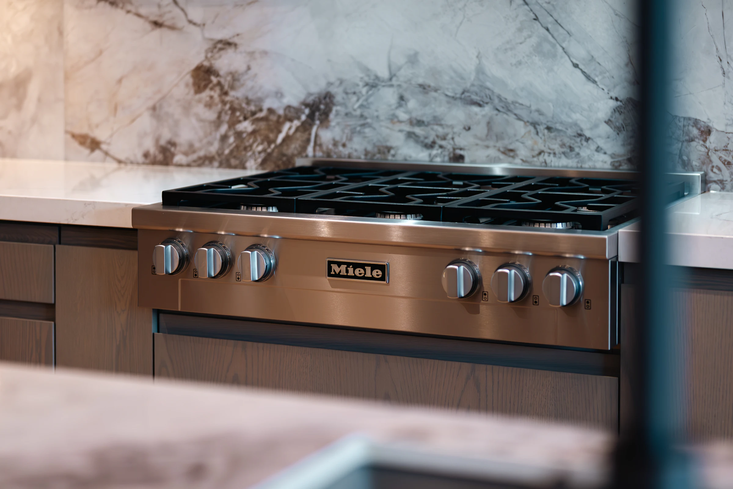 Stainless steel range cooker with a marble splashback